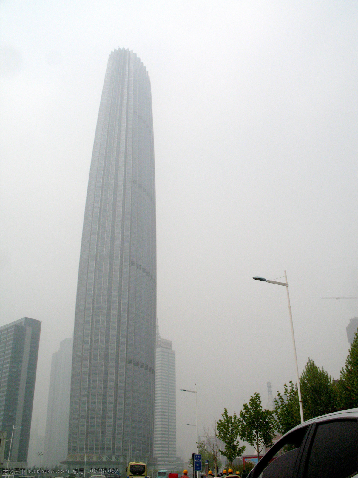 高楼 公交车 国外旅游 街灯 旅游风光 旅游摄影 绿树 朦胧 天津 环球 金融 中心 天津第一高楼 纺锤形建筑 乌云 矮楼 塔吊 指示牌 骑自行车 头盔 psd源文件