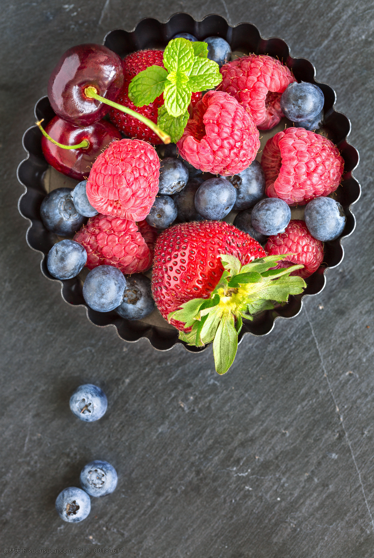 红色 心形 盒子 里 浆果 水果蔬菜 新鲜浆果 心形盒子 草莓 蓝莓 树莓 樱桃 薄荷 餐饮美食 黑色