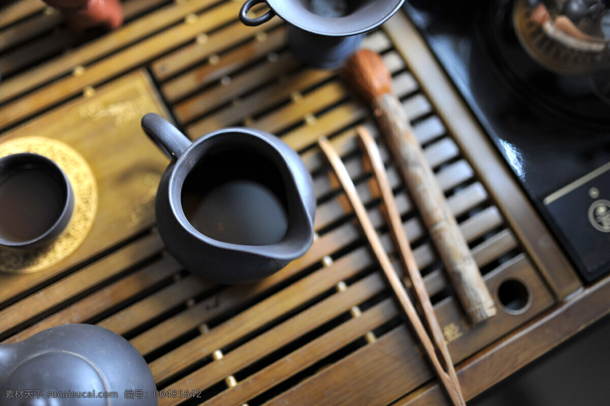 杯子 餐具厨具 餐饮美食 茶具 茶叶 茶桌 紫砂 一套茶具 木制品 茶杆 平静的水 矢量图 日常生活