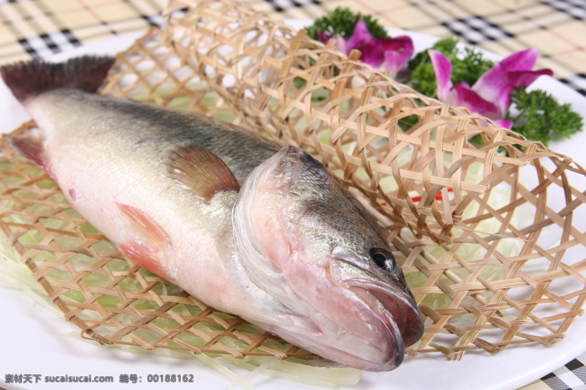鲈鱼 海鱼 海鲈鱼 蒸海鲈鱼 清蒸鲈鱼 蒸鲈鱼 热菜 传统美食 餐饮美食 海鲜 食物原料