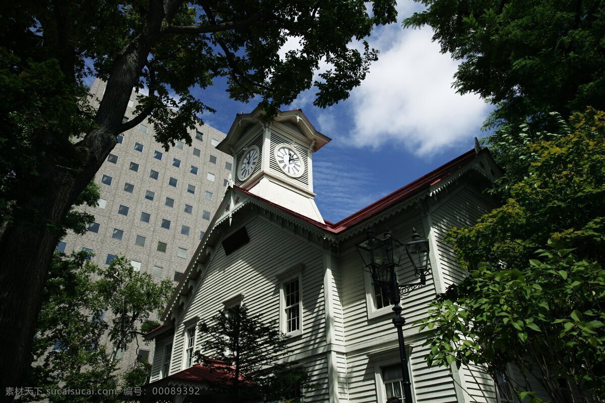 国外旅游 景观 蓝天白云 旅游摄影 日本 树木 札幌 著名 表 台 钟楼 东洋式楼房 红瓦屋面 四面式钟楼 齿轮边屋檐 木板条护墙 外挑雨棚 格子上下移窗 白色外墙 外观漂亮 欧式古灯 高大树木 相邻建筑 日本风光 樱花之国 家居装饰素材 灯饰素材