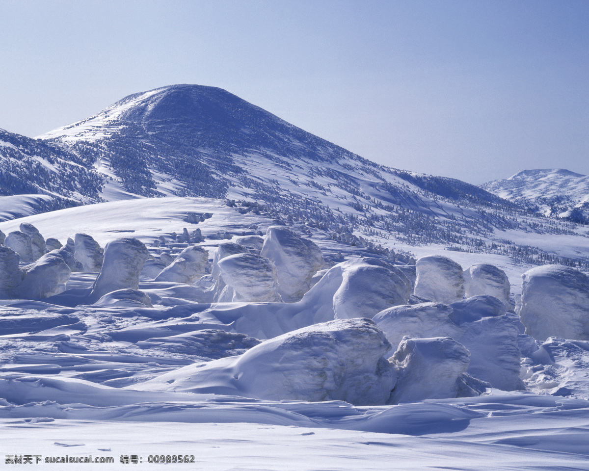 雪山 冰天雪地 冰雪世界 雪地 雪国 雾凇 白色 旷野 野外 自然 美丽 雪花 震撼 天空 白云 峡谷 美丽自然 自然风景 宁静 致远 自然景观