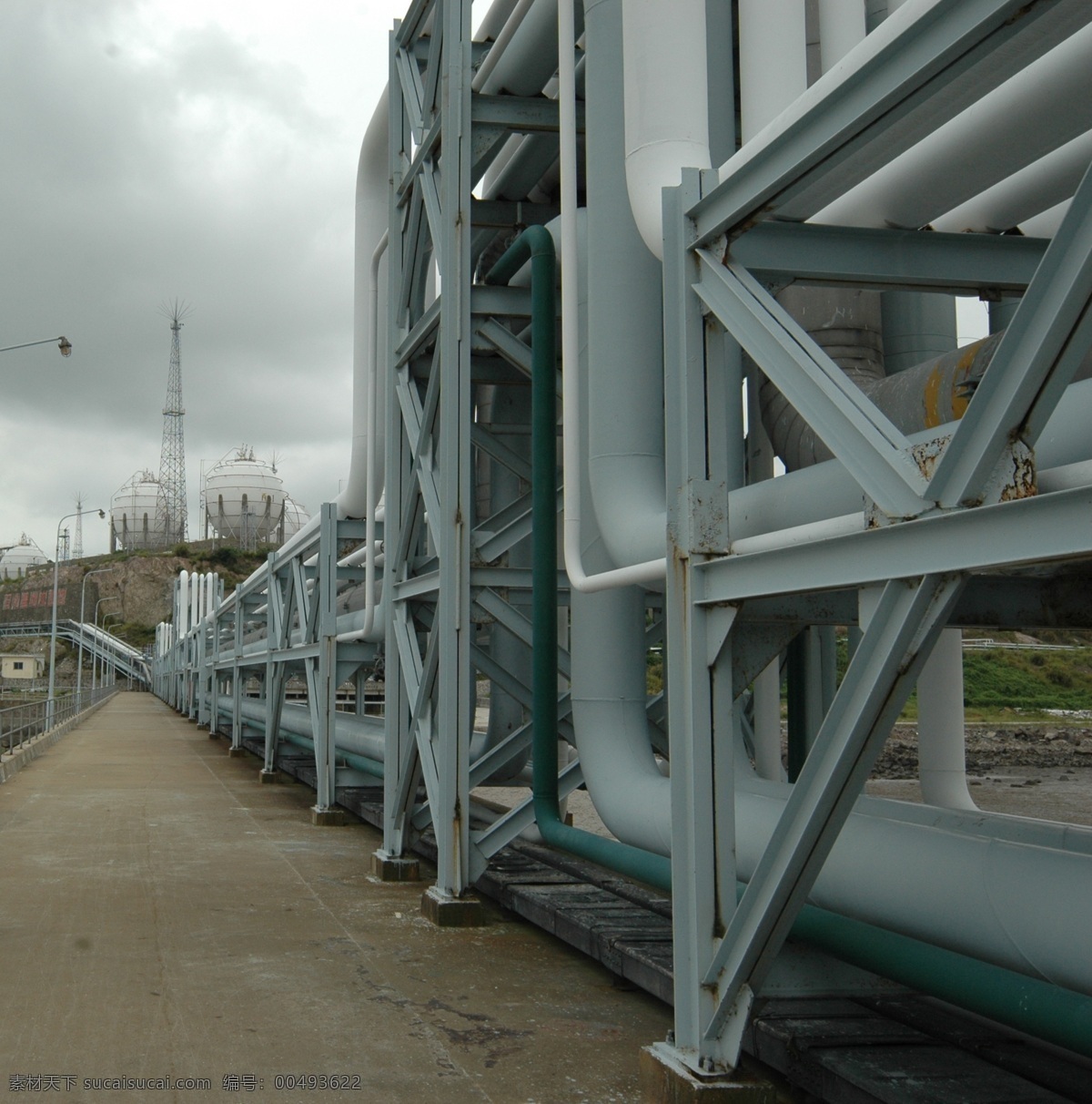 化工 管道 工业生产 海港 码头 现代科技 运输 化工管道 管状 液化 引桥 储存罐 矢量图