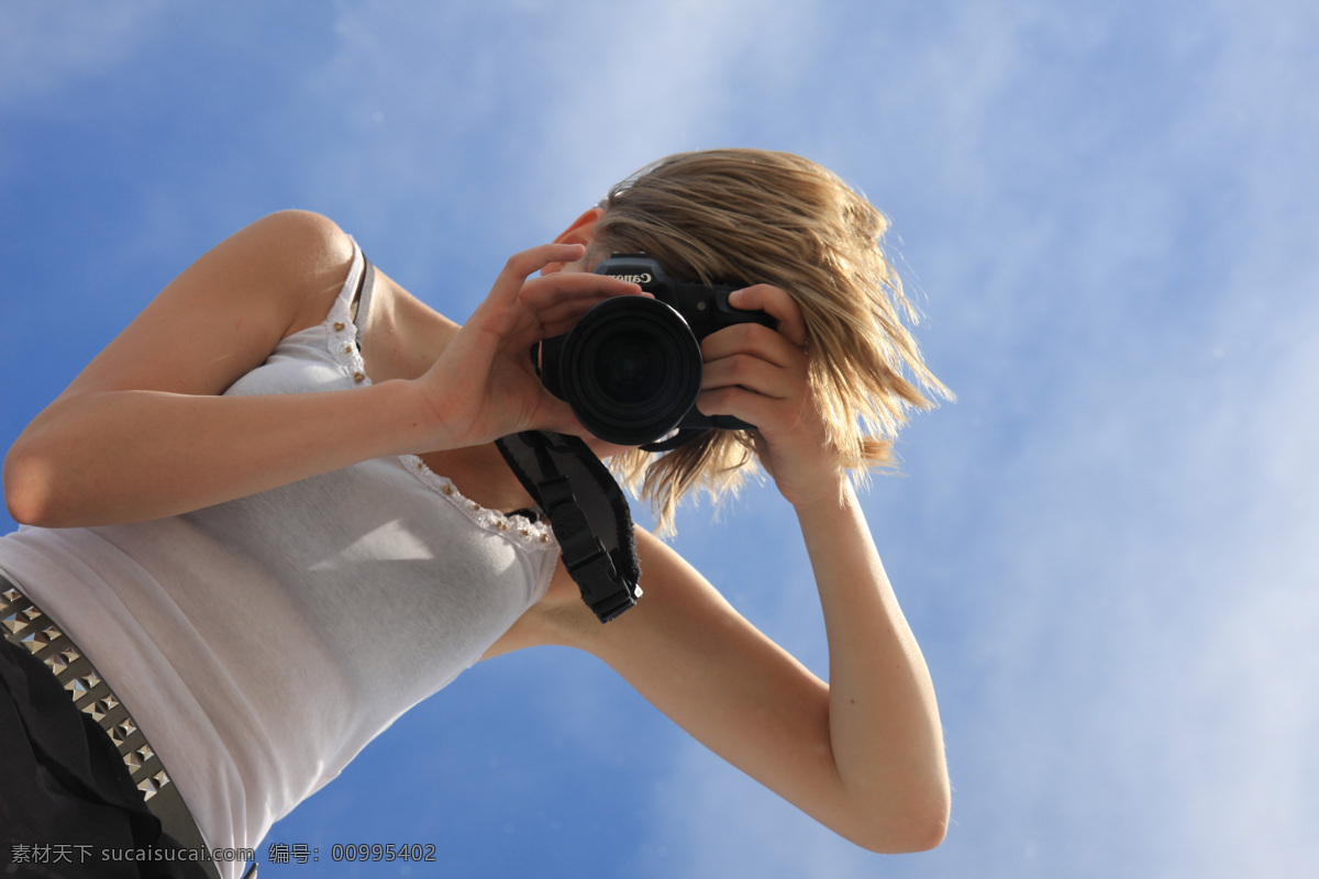 焦点 蓝天 女人 人物摄影 人物图库 相机 照相 摄影的女人 专注 对准 psd源文件