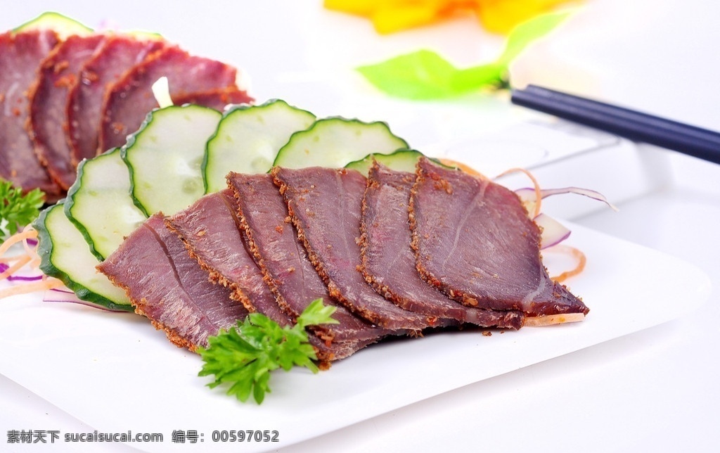风干牛肉摄影 美食摄影 牛肉片 黄瓜片 食物原料 餐饮美食