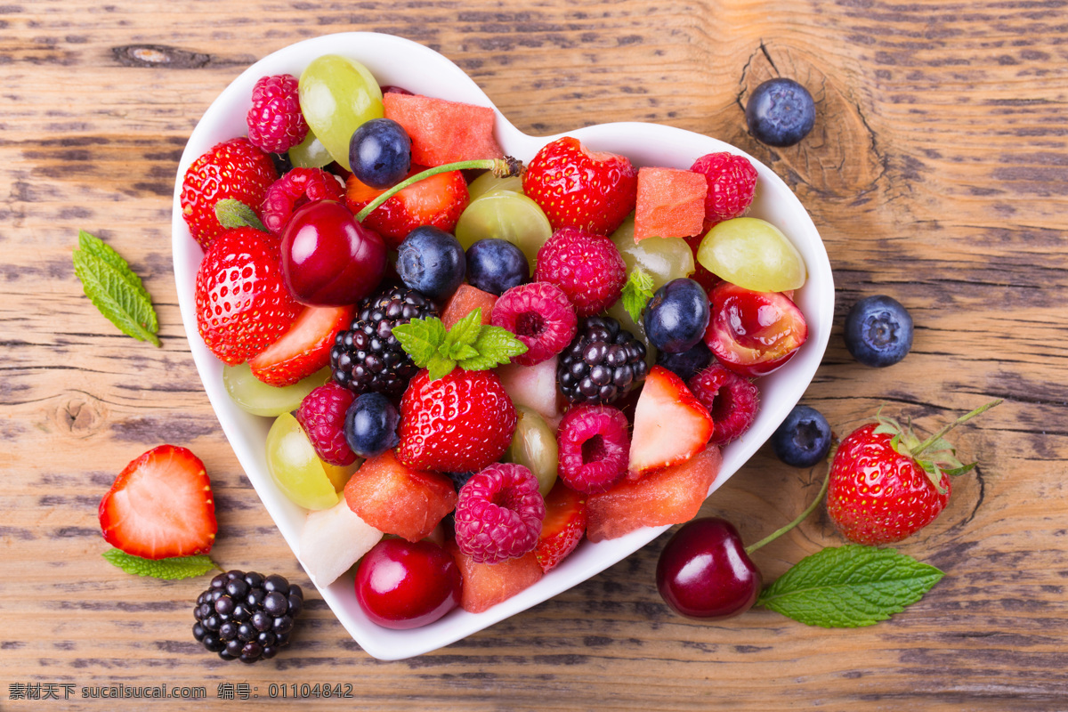 心形的水果 心形 水果 蓝莓 草莓 木桌 美食图片 生物世界