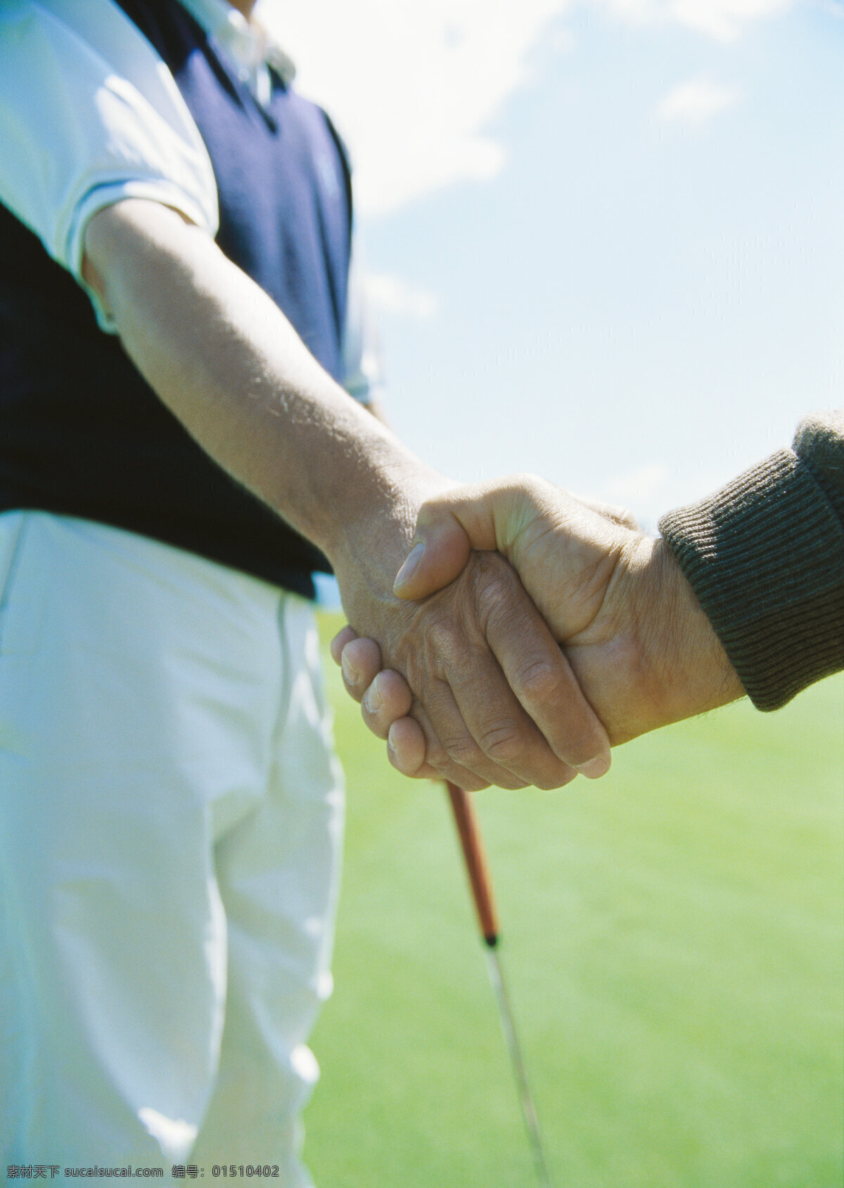 球场 上 两个 人 握手 特写 天空 人物 两个人 手势 手 合作 友谊 球杆 绿草地 草地 草坪 高尔夫 高尔夫球 高尔夫球场 休闲 娱乐 运动 高清图片 体育运动 生活百科
