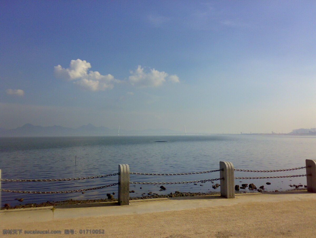 倒影 风景 高楼 共享 共享图片 海边 海水 护栏 蓝天白云 绿草 深圳 深圳红树林 红树林 远景 远处的高楼 天空 摄影图片 远处的山 桥 石头