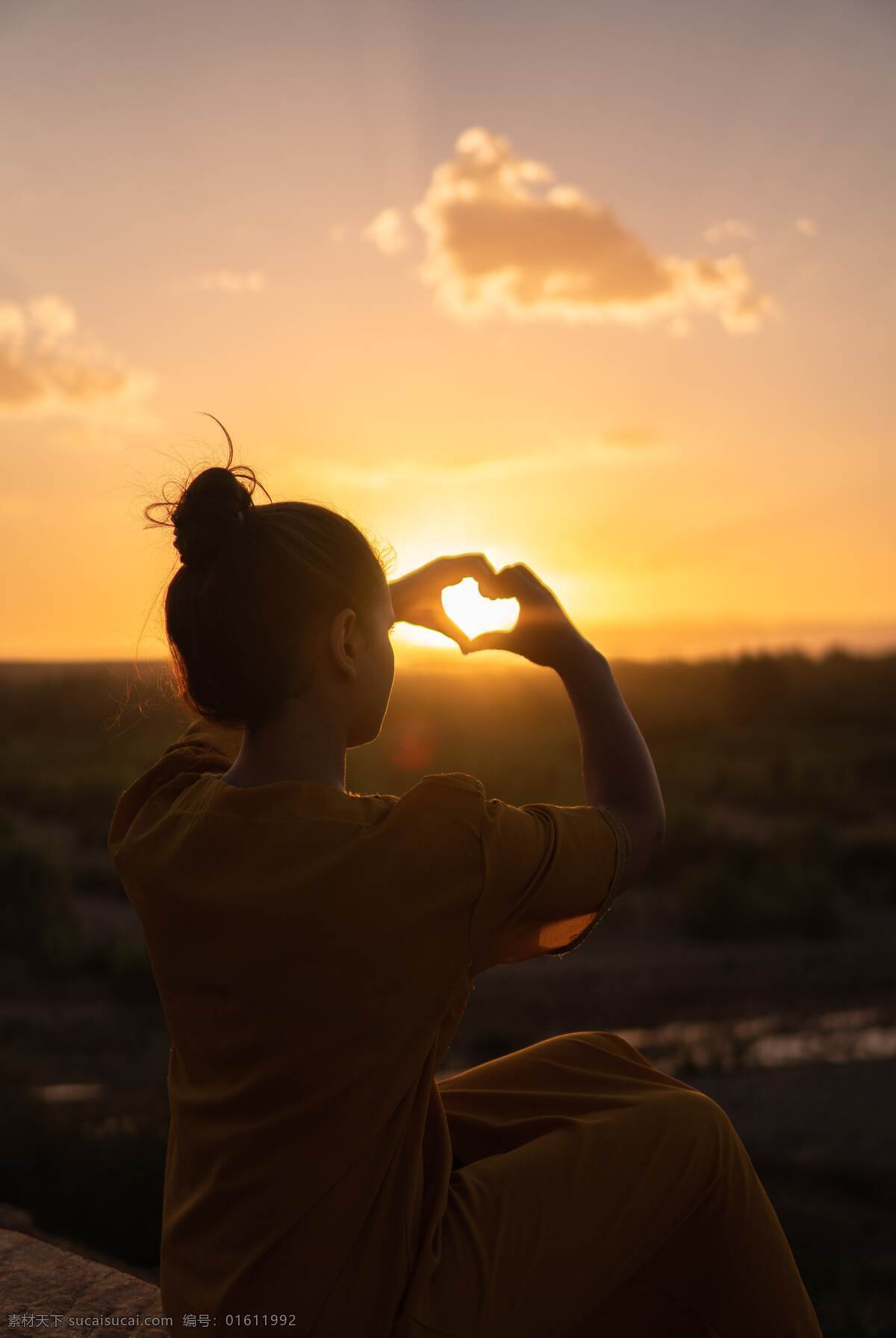 比心 手型 夕阳 天空 楼房 美女 旅游摄影 自然风景