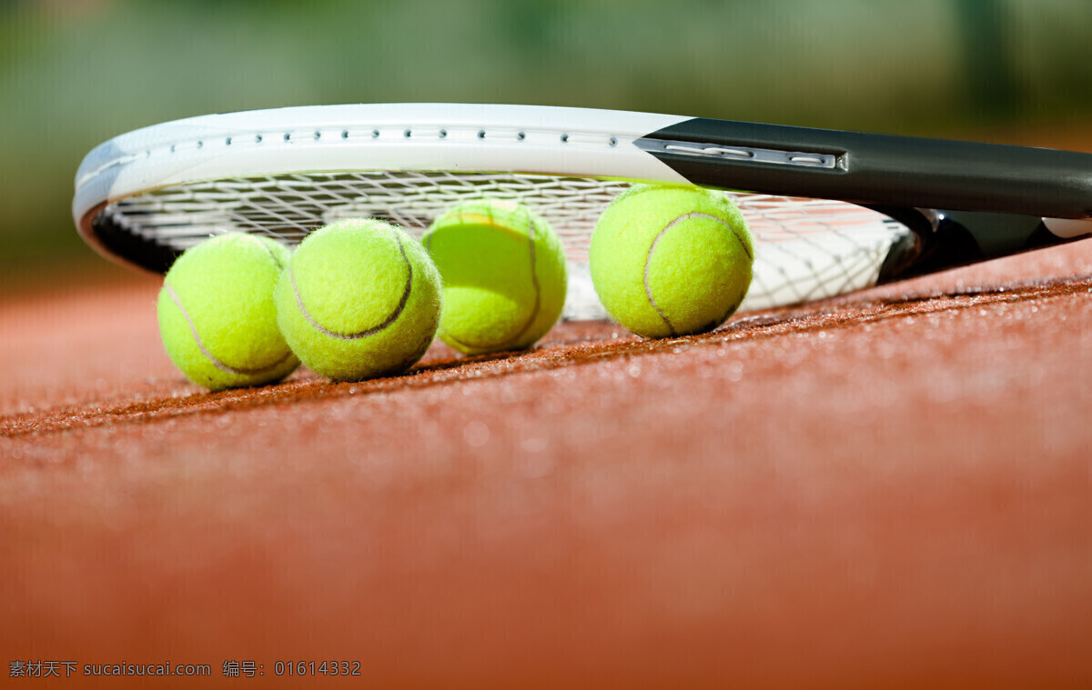 网球拍 下 网球 地面摄影 网球与球拍 网球运动 球鞋 运动场地 体育运动 网球图片 生活百科