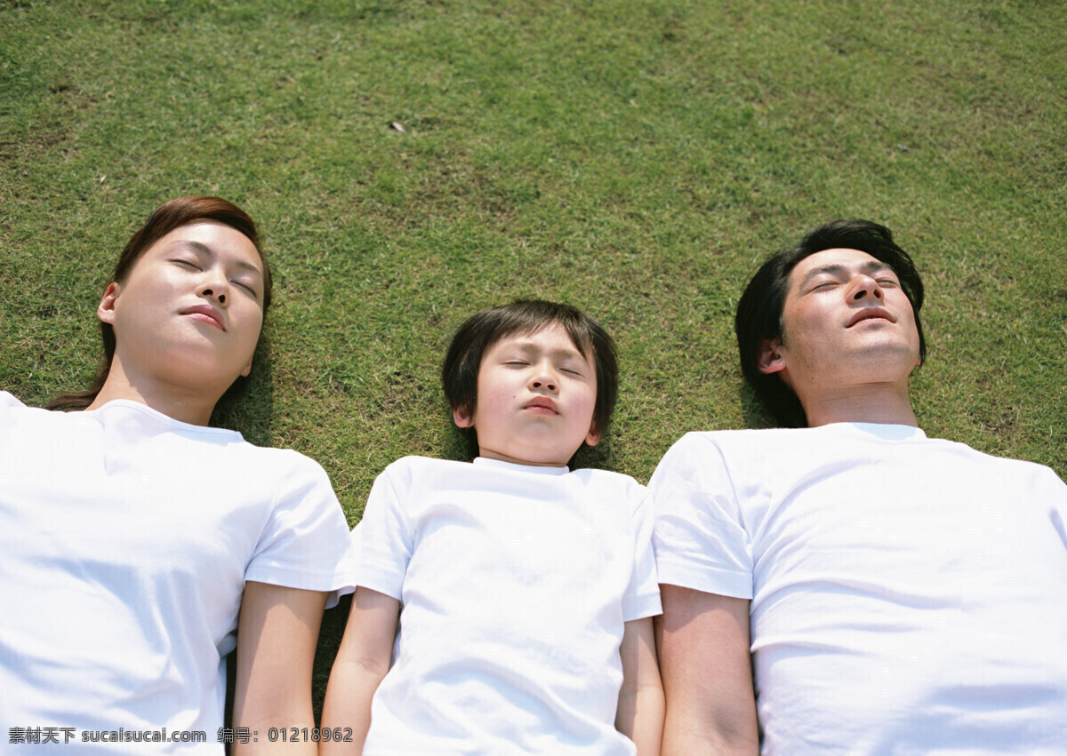 躺 草坪 上 一家 三口 家庭 一家三口 爸爸 妈妈 儿子 家庭套装 白色衣服 草地 人物素材 人物图片 生活人物