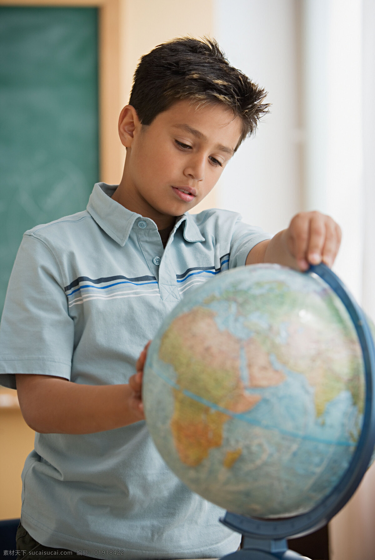 看 地球仪 小 男孩 黑板 小男孩 外国男孩 学生 儿童 地理 教室 室内 课堂 学习 教学 教育 儿童学习教育 高清图片 地球图片 环境家居