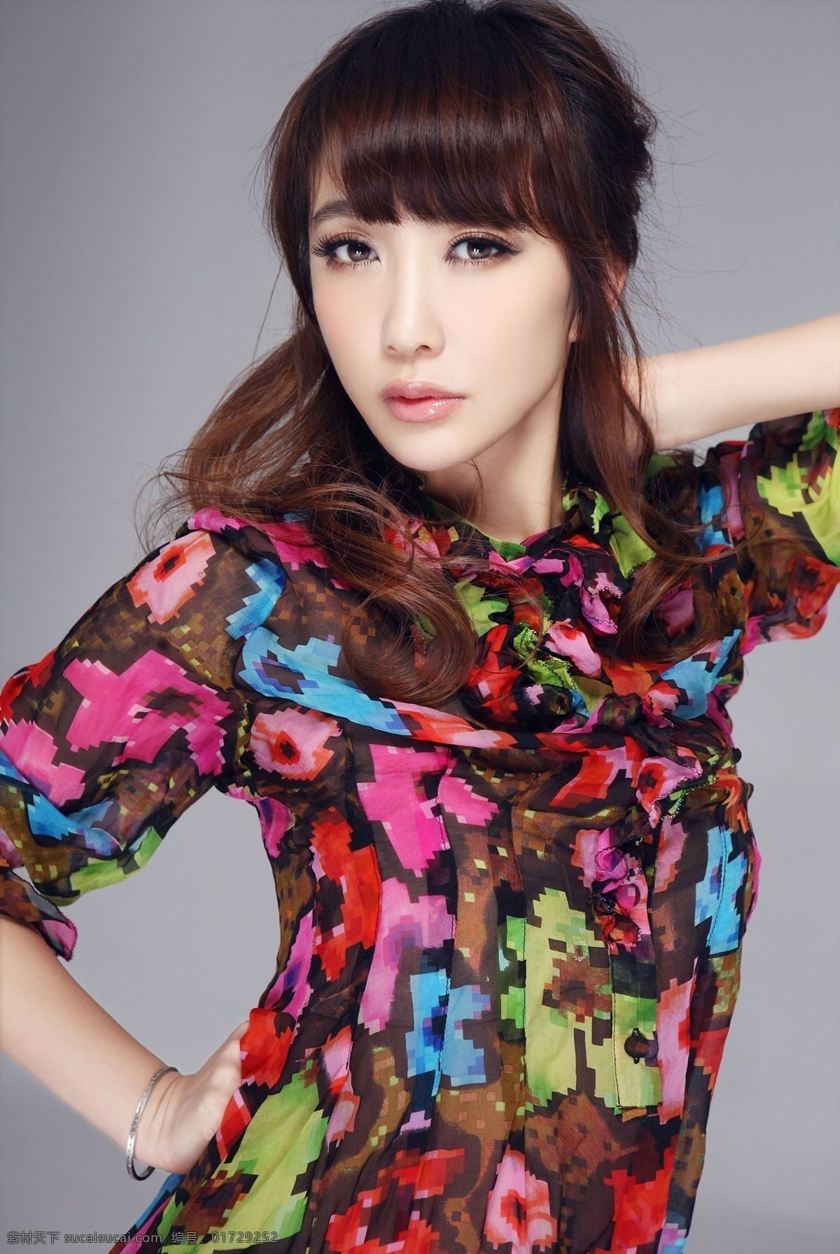 碎花 裙 女人 美女模特 时尚女模特 高挑女人 女性女人 人物图库 时尚女装 唯美女人 高清素材 艺术照 婚纱照 图片处理 美女大图 大图设计素材 户外拍摄 美女图片 人物图片