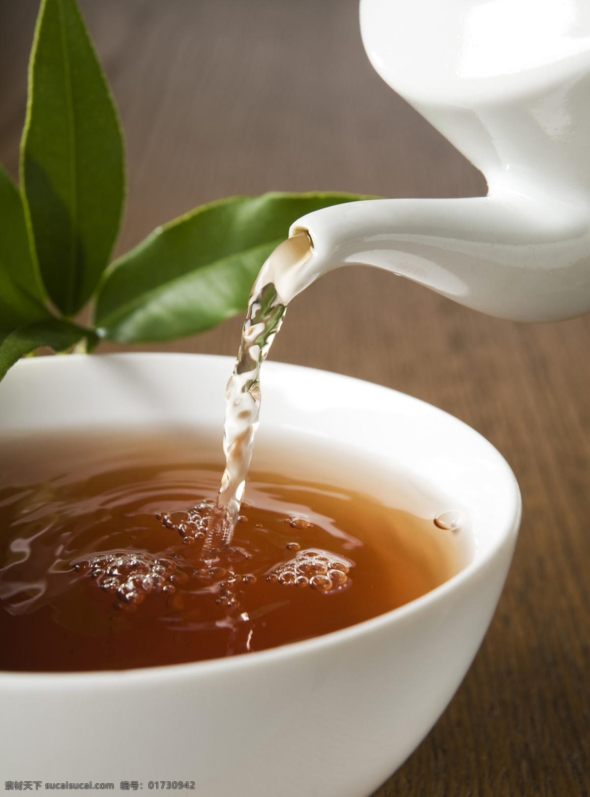 倒 茶 时 茶叶 茶水 茶杯 倒茶 温馨 休闲 餐饮美食 特写 摄影图 高清图片 茶道图片