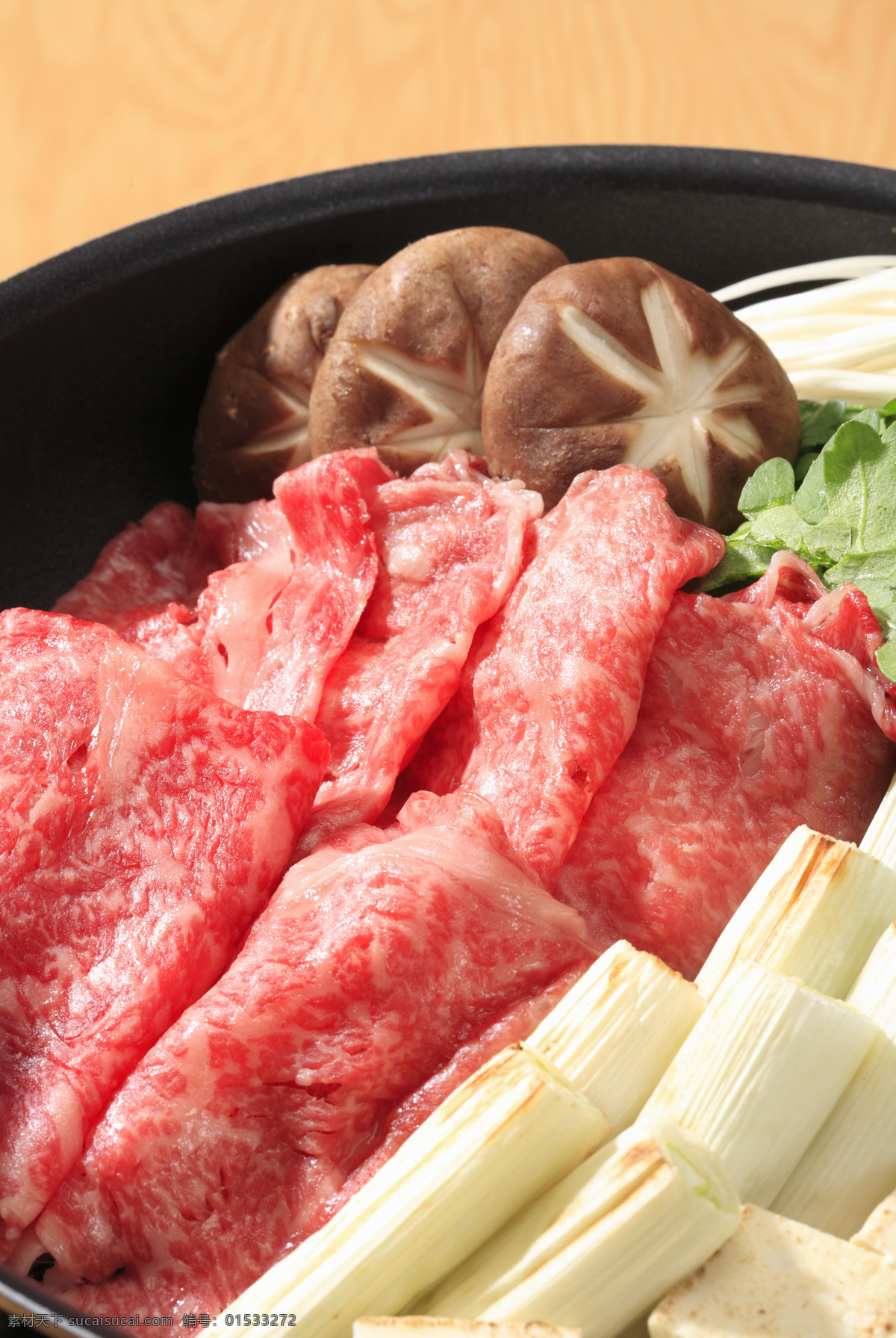 韩式火锅 香菇 牛肉 雪花牛肉 青菜 茼蒿 火锅 豆腐 浓汤 葱段 食物原料 餐饮美食