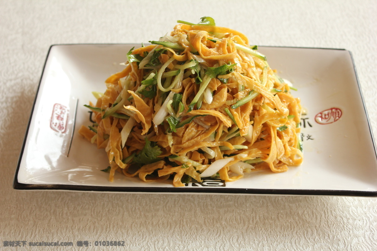 大葱拌油皮 大葱 黄瓜丝 油皮 香菜 盘子 桌布 美食 传统美食 餐饮美食