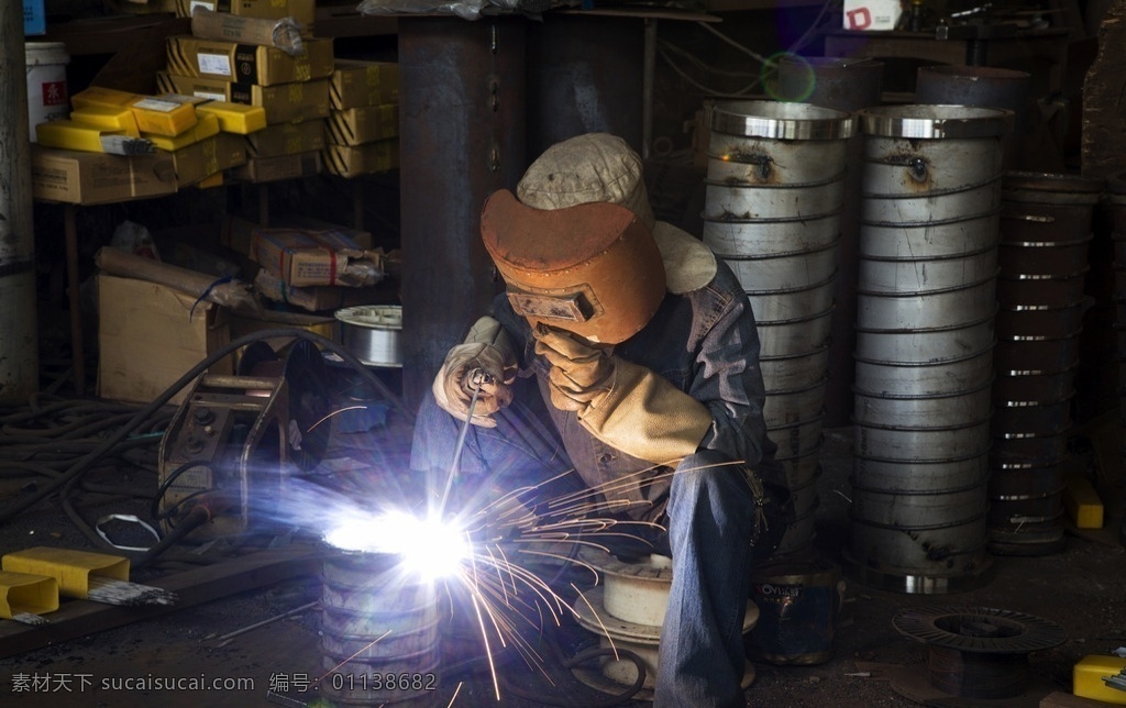 工业摄影 工业生产 生产车间 工人焊接作业 工作场所 现代科技