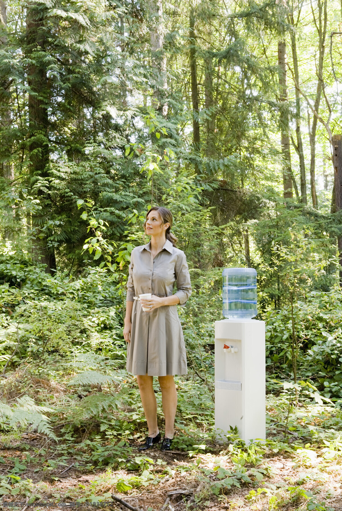 准备 喝水 女人 户外 户外生活 人物 树林 自然 好环境 饮水机 仰望 生活人物 人物图片