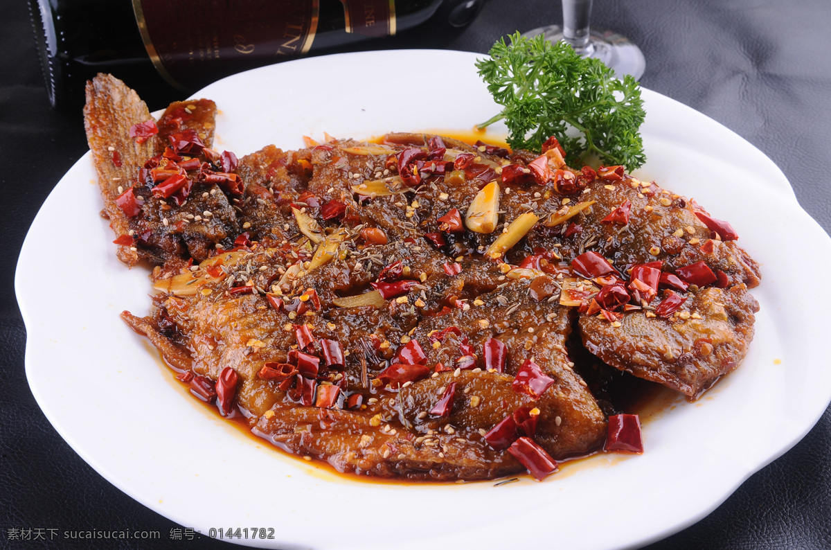 干锅鲤鱼 辣椒 鱼肉 孜然 菜图 传统美食 餐饮美食