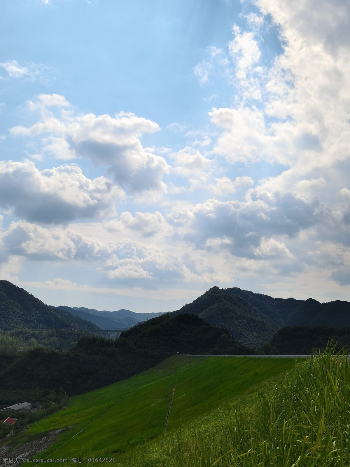 蓝天 白云 草原 绿色植物 大山 树木 白色云彩 自然景观 自然风景