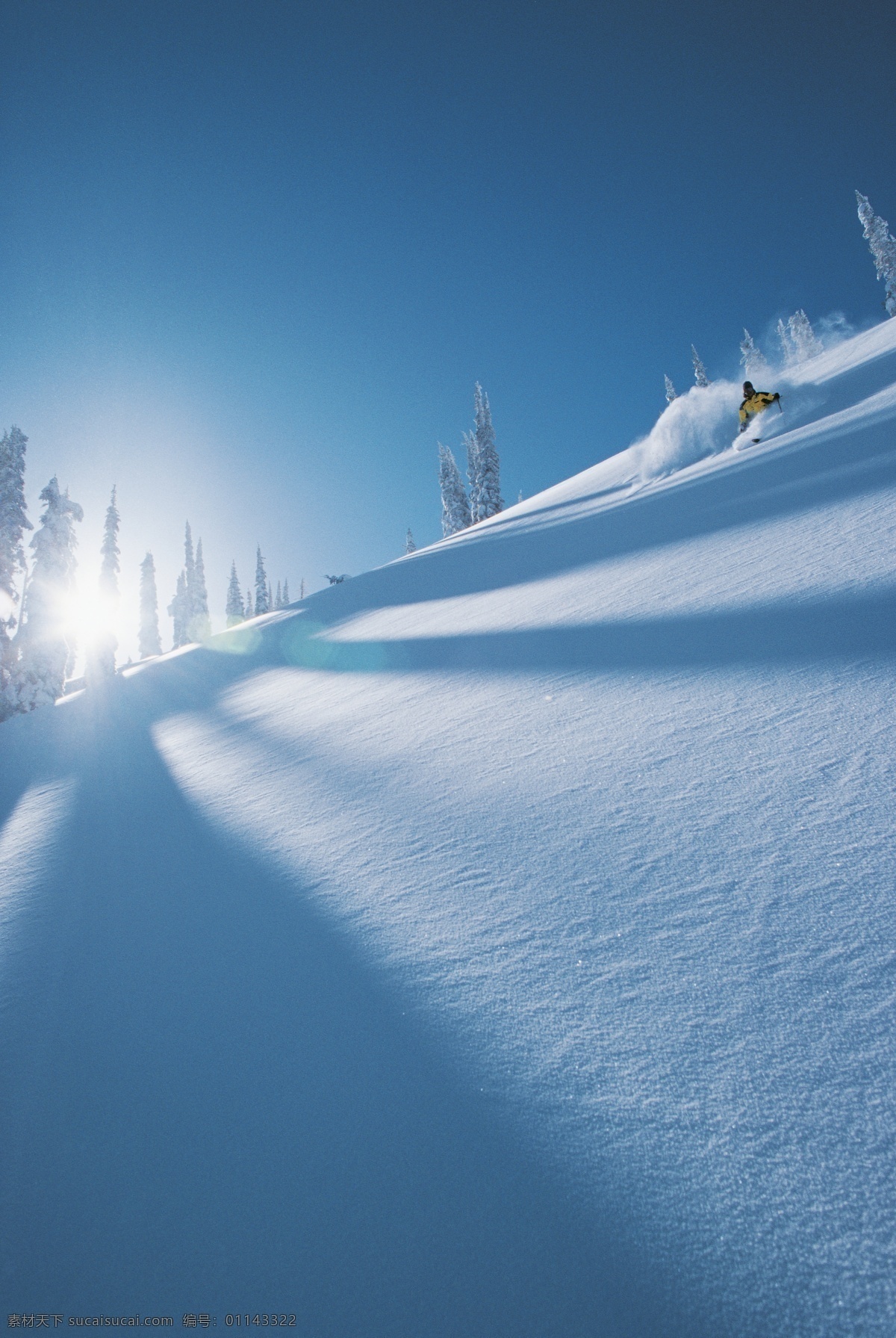 美丽 雪景 滑雪 运动员 高清 冬天 雪地运动 划雪运动 极限运动 体育项目 下滑 速度 运动图片 生活百科 雪山 风景 摄影图片 高清图片 体育运动 蓝色