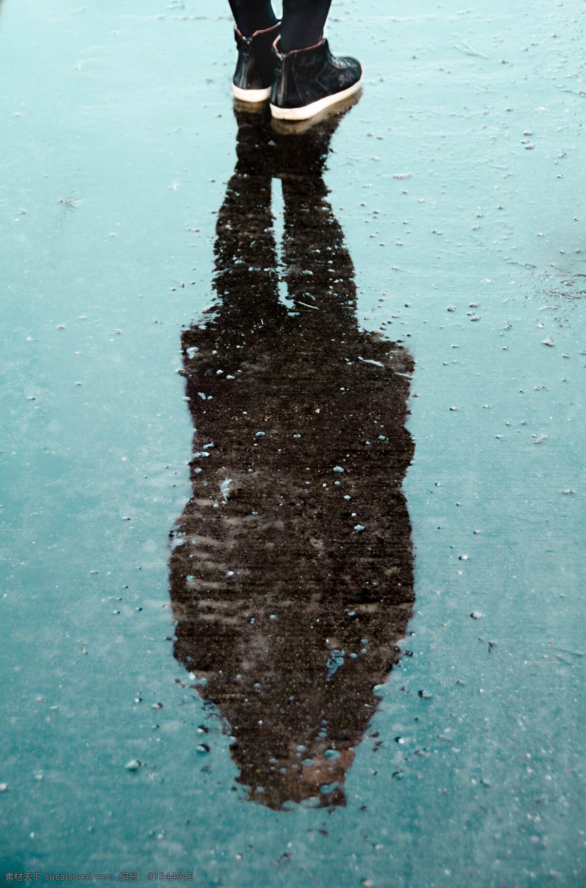 雨天的倒影 雨天 倒影 湿润 潮湿 冷色 人物图库 人物摄影