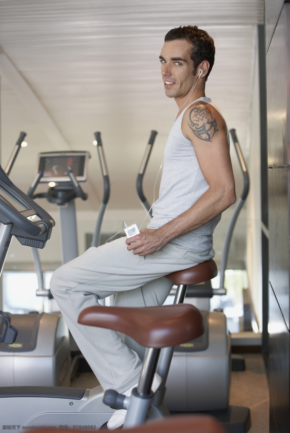 健身房 里 健身 男人 外国男性 男性 时尚 性感 运动 健美 瘦身 健身室 健身器材 生活人物 人物图片