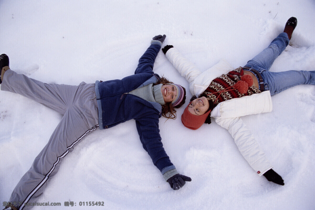 躺 雪地 上 两个 女人 滑雪 棉衣 冬季运动 姐妹 户外运动 雪 冬天 运动服 度假 游玩 娱乐 体育运动 帽子 手套 美女 女性 躺在雪地上 生活百科