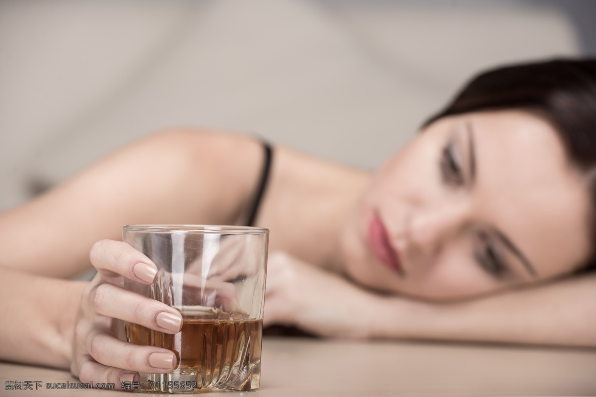 看着 酒杯 女人 停止喝酒 喝酒 酒瓶 发愁 酒醉女人 失业 生活人物 其他类别 生活百科