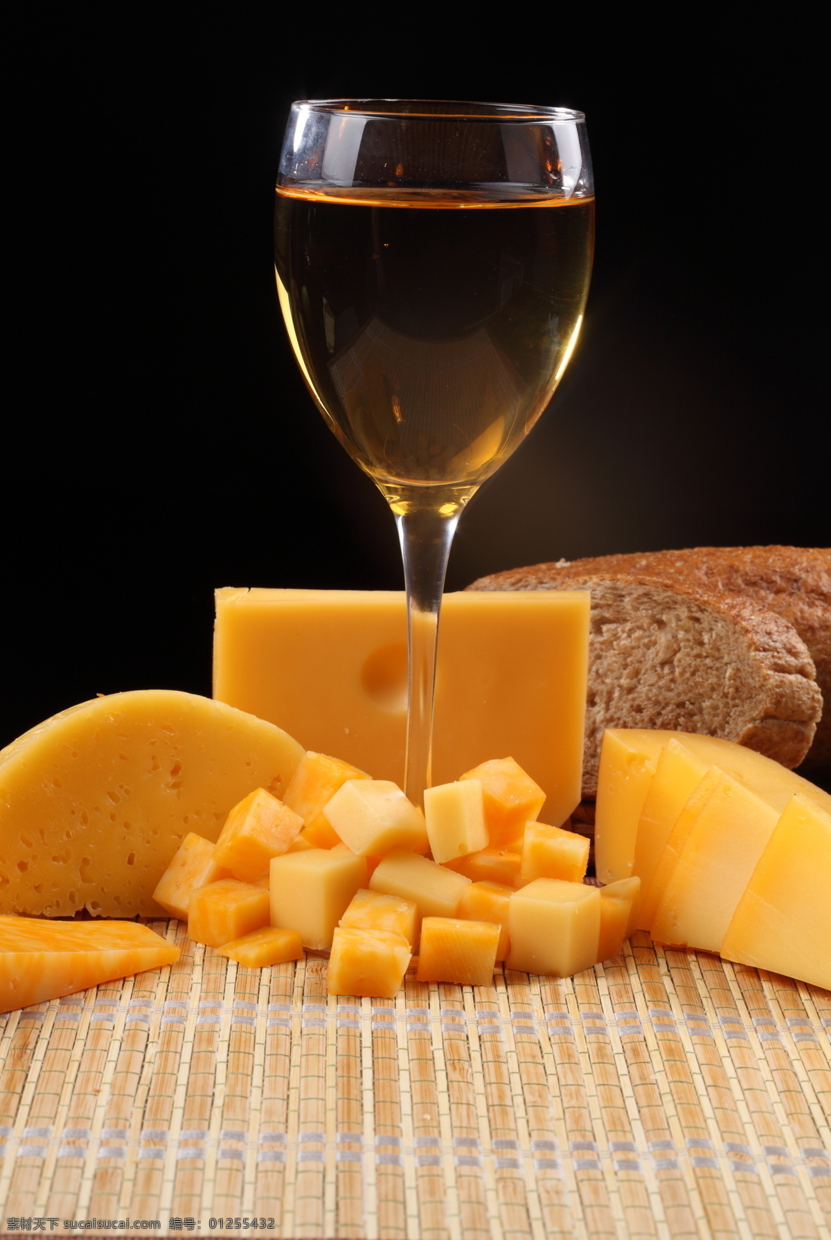 奶酪 杯酒 奶酪美酒 面包 葡萄 葡萄酒 酒 酒杯 玻璃杯 高脚杯 摄影图 美食图片 餐饮美食