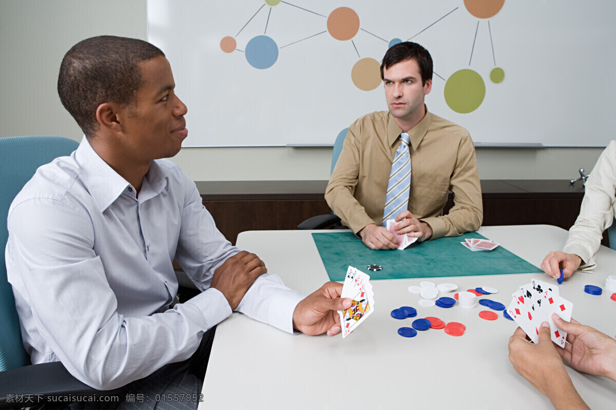 正在 打牌 商务 人士 白领 经理 扑克牌 型男 黑人 男人男性 开心 娱乐 商务人士 人物图片