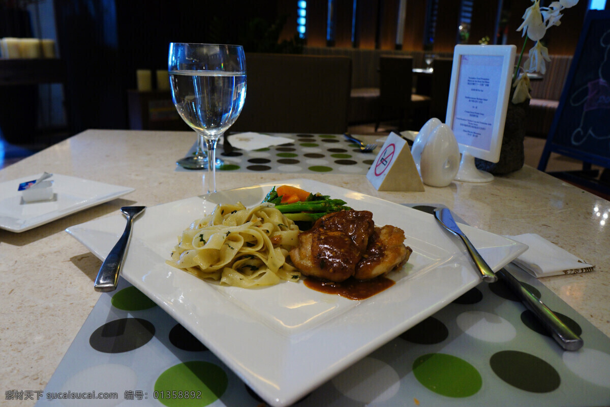 白色 玻璃杯 餐具 餐饮美食 刀 碟子 酒店 观澜湖 套餐 鸡扒 素面 百合汁 五星级 温泉 叉 西餐 中饭 西餐美食 psd源文件 餐饮素材