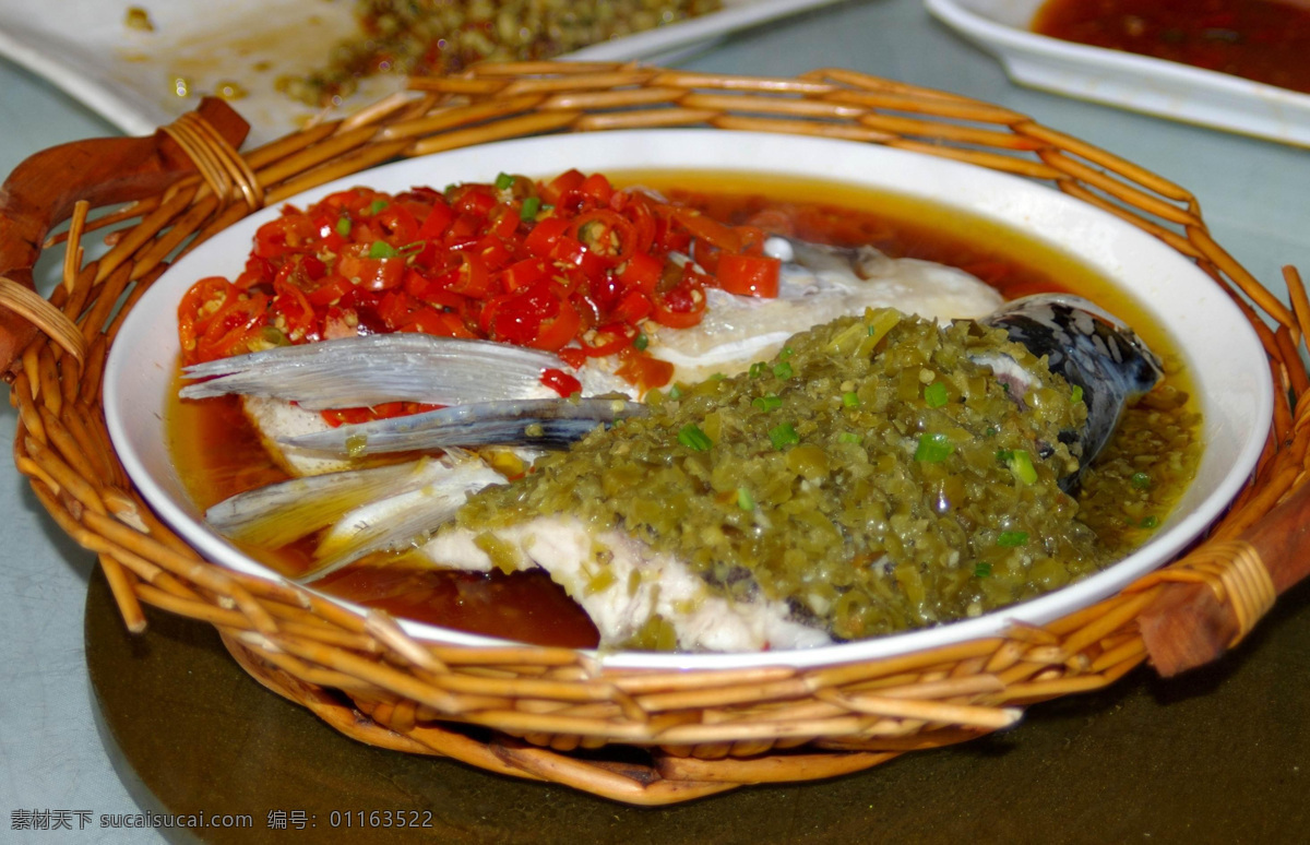 剁椒鱼头 鱼头 双味鱼头 鸳鸯 辣椒 盘子 白盘子 红油 传统美食 餐饮美食
