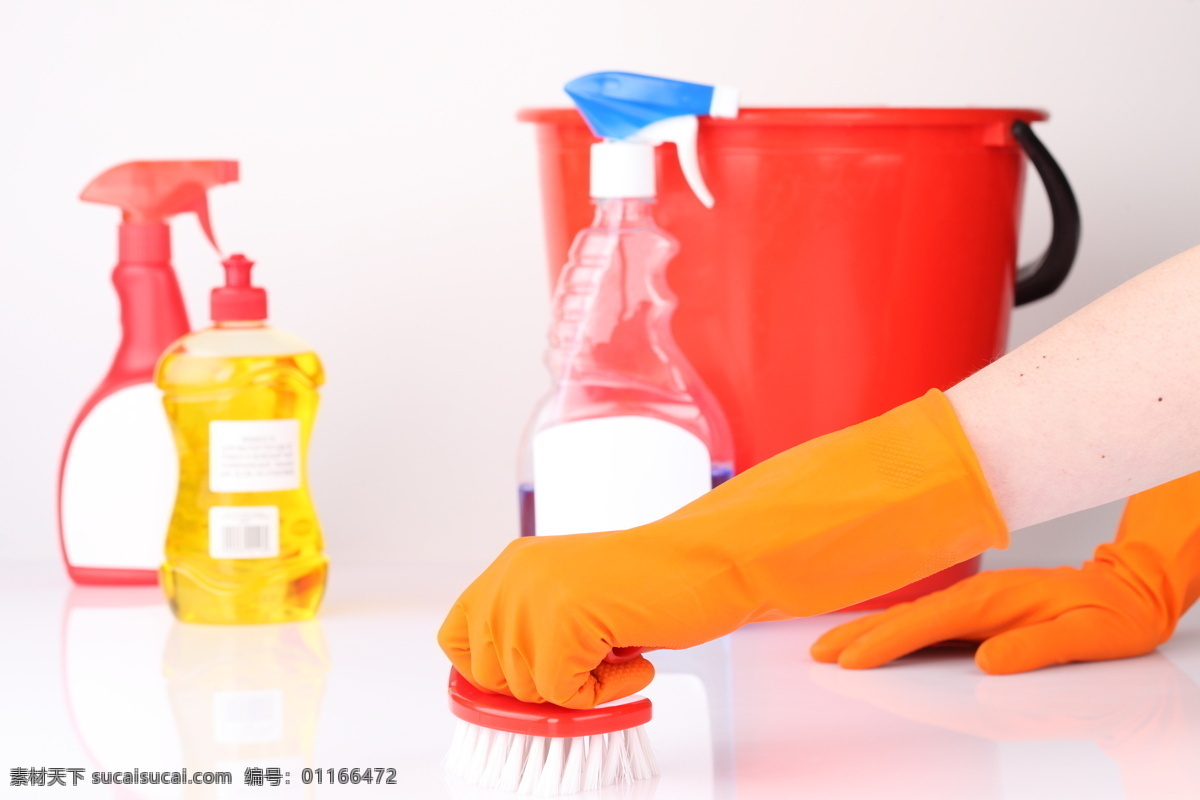 清洁用品 清洁液 洗洁精 清洁剂 喷壶 清洗 擦地板 刷子 桶子 手 手套 卫生 干净 保洁 生活用品 生活百科