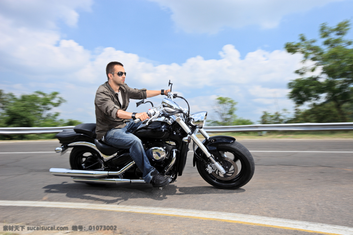 骑 摩托车 男人 摩托车素材 道路 交通 城市 天空 白云 人物 人物摄影 人物素材 汽车图片 现代科技