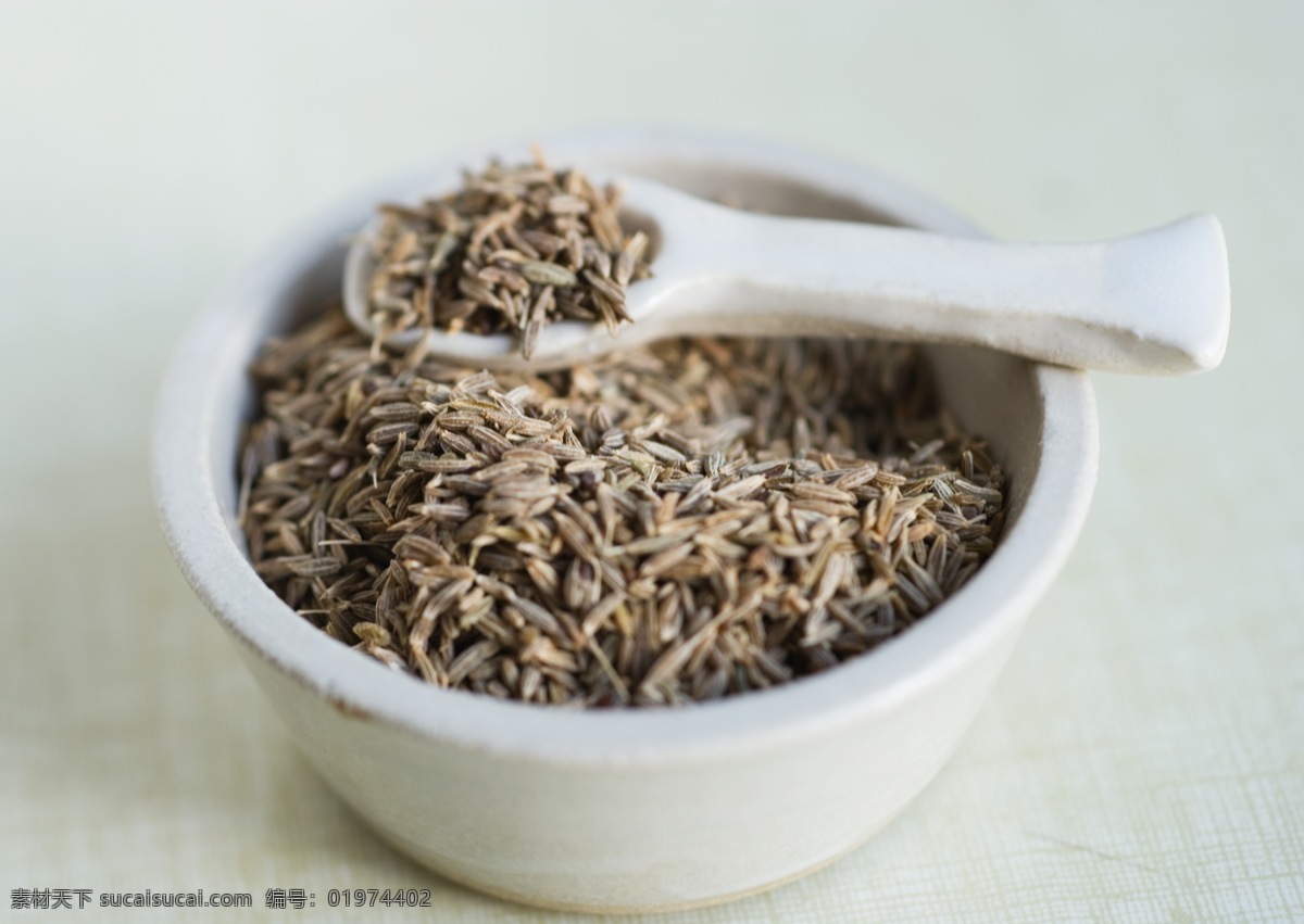 草药 捣药罐 孜然 高清图片 中药 调料 白色 勺子 食物原料 餐饮美食