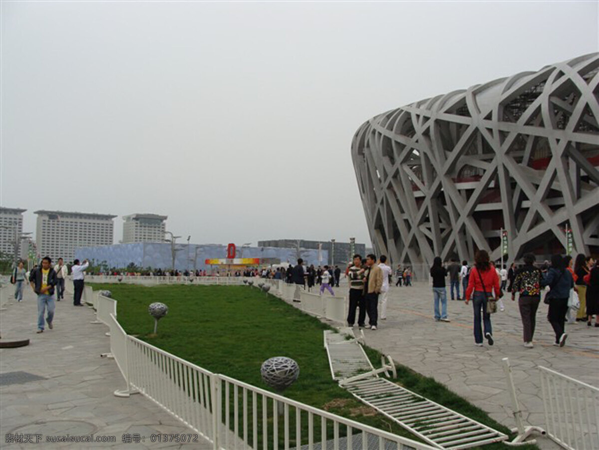 鸟巢 白云 北京 广场 建筑 绿化 鸟巢图片 人 天空