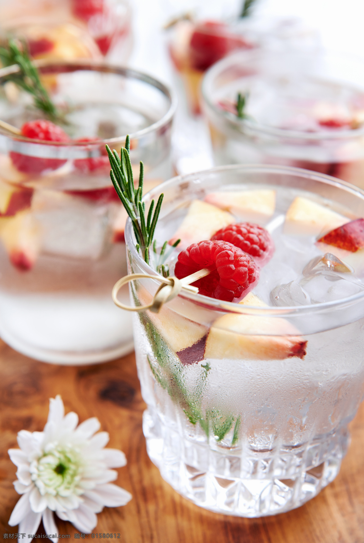 冰水 里 树莓 桌子 花朵 水果 冰块 饮料 玻璃杯 酒类图片 餐饮美食