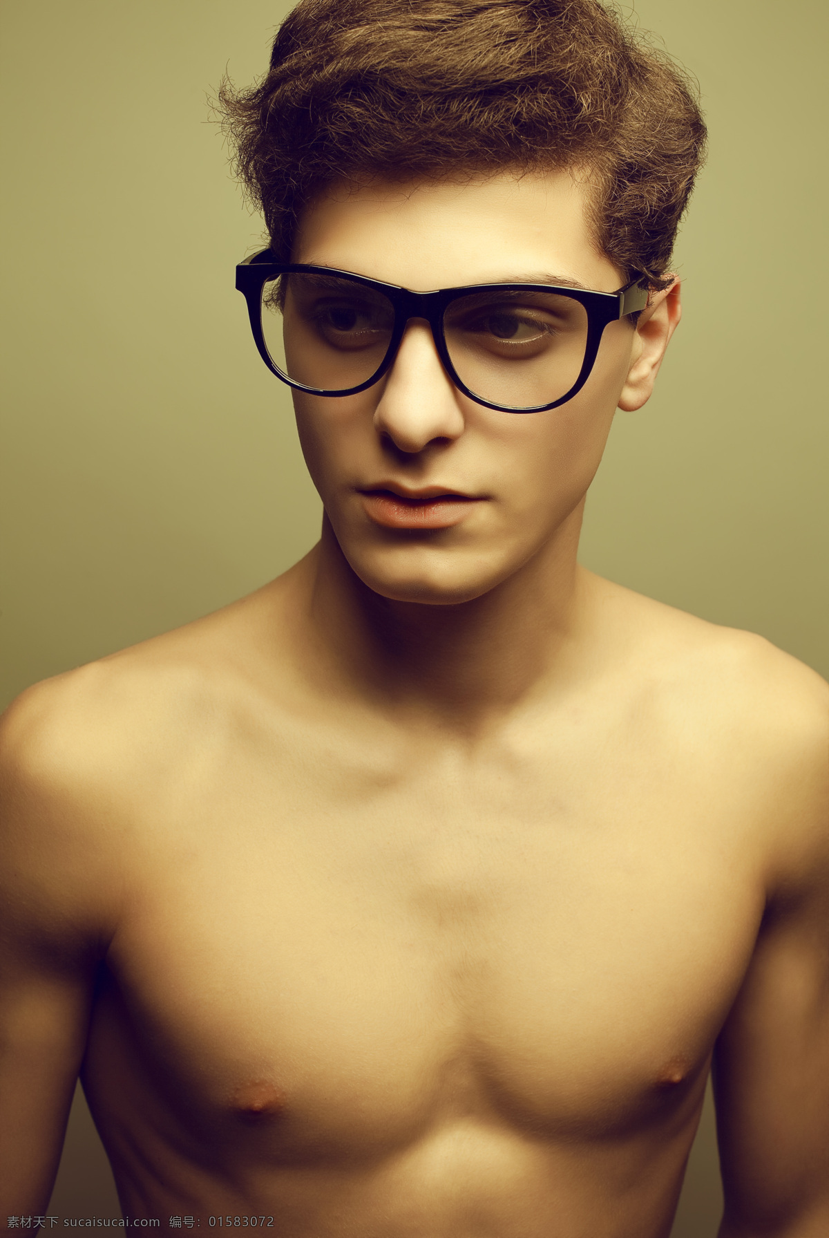 光 上身 黑 框 眼镜 帅哥 男子 模特 赤膊 赤裸 裸露