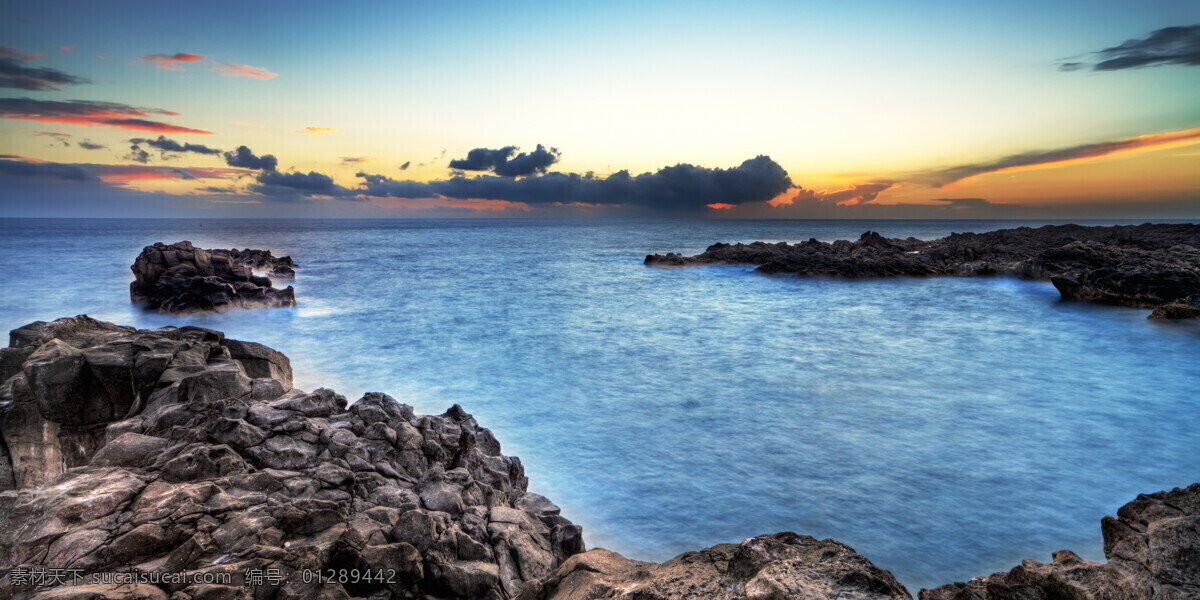 日落海面风景 天空 蓝天 傍晚 河水 海洋 海水 波浪 岩石 石头 石壁 许多石头 石子 海洋海边 自然景观 黑色