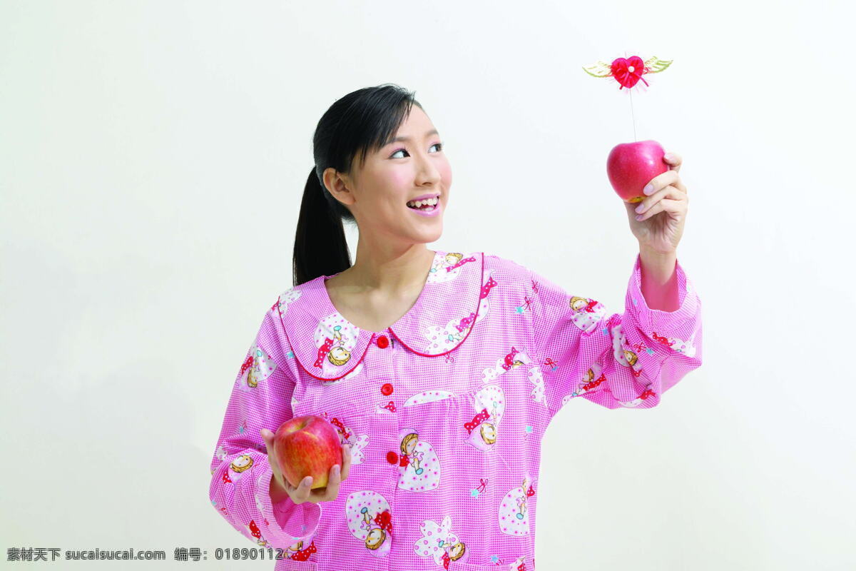 手 苹果 可爱 美女图片 早安少女 时尚美女 可爱女生 女孩 青年女性 模特 睡衣美女 水果 人物图片