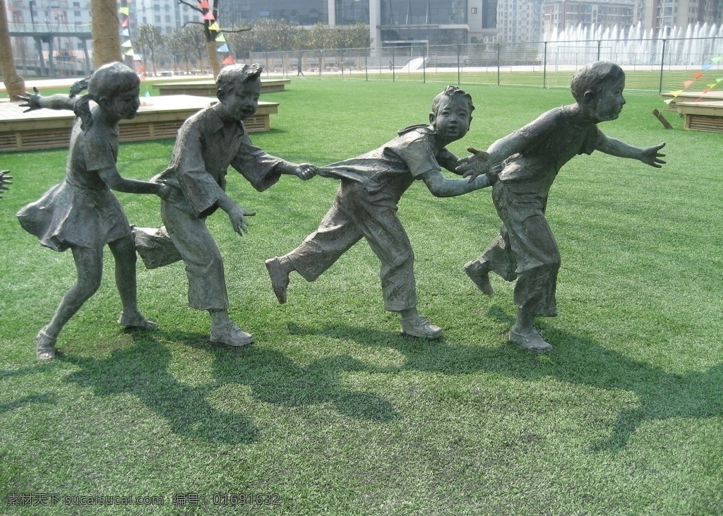 小孩雕塑 雕塑 草地 老鹰捉小鸡 游戏 建筑园林
