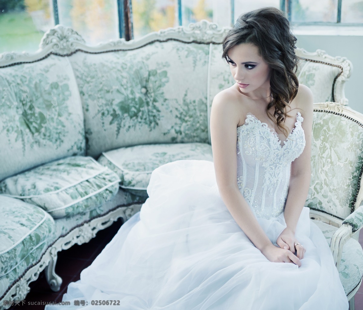 坐在 沙发 上 美丽 新娘 婚礼 婚纱 情侣图片 人物图片