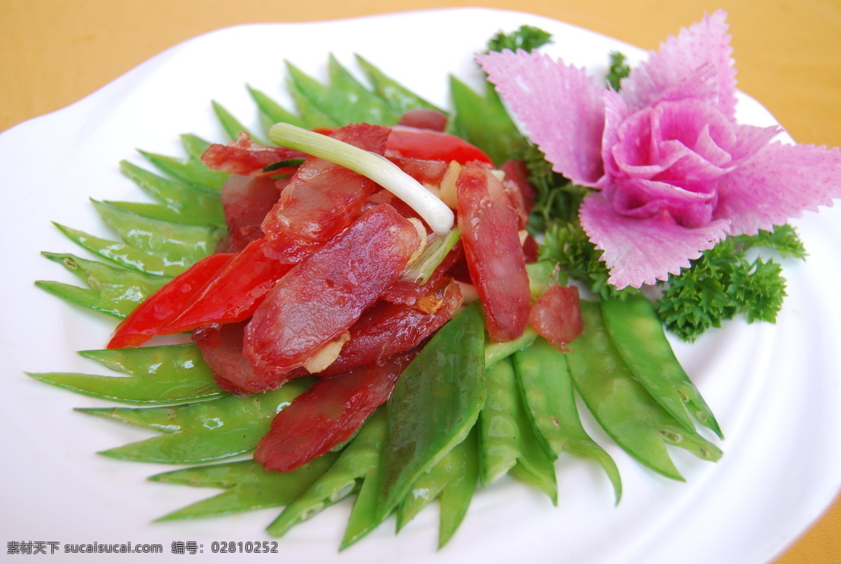 荷兰豆炒香肠 荷兰豆 香肠 粉萝卜花 香芹 葱 青椒 红椒 传统美食 餐饮美食