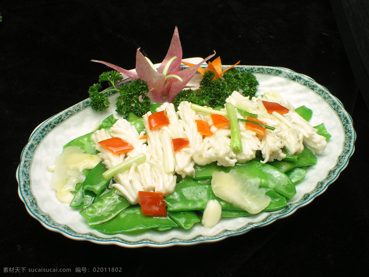 荷兰豆炒鲜鱿 荷兰豆 鲜鱿 中华美食 美味 熟菜 鲜花 装饰 盘子 餐饮美食 传统美食 摄影图库