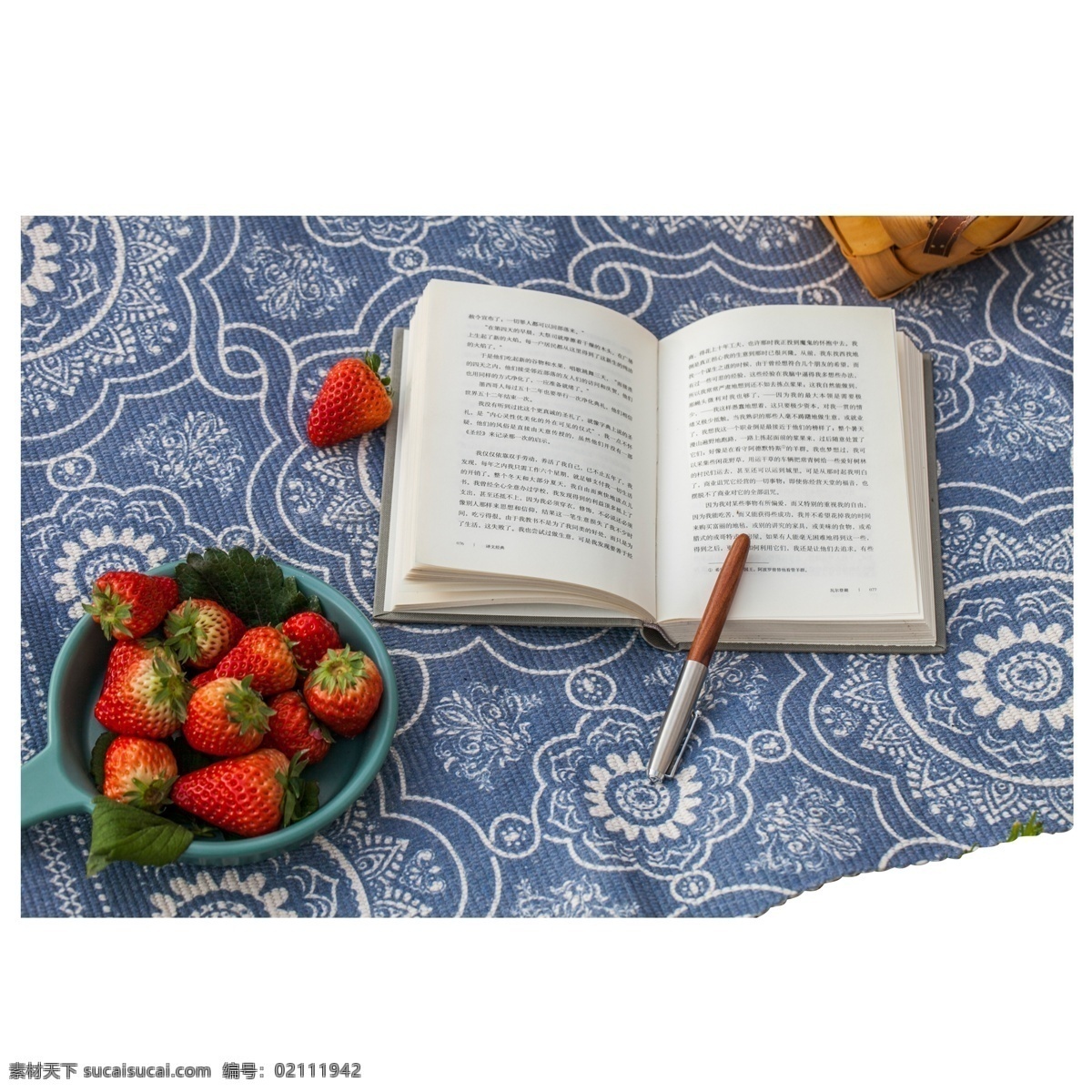 读书 蔬果 元素 果实 文字 钢笔 水果 书籍 教学 桌布 看书 真实 圆盘 热带水果 草莓