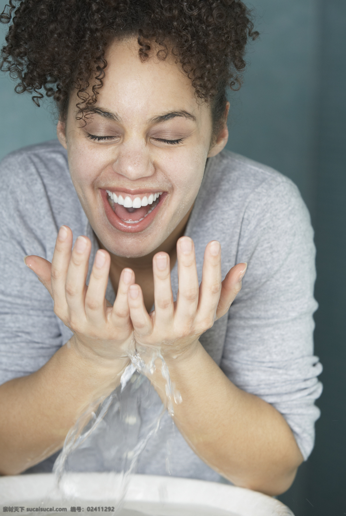 洗脸 女人 洗脸的女人 洗漱 水滴 水珠 脸盆 流水 微笑 高兴 手 美容 女性主题 女性女人 美女图片 人物图片