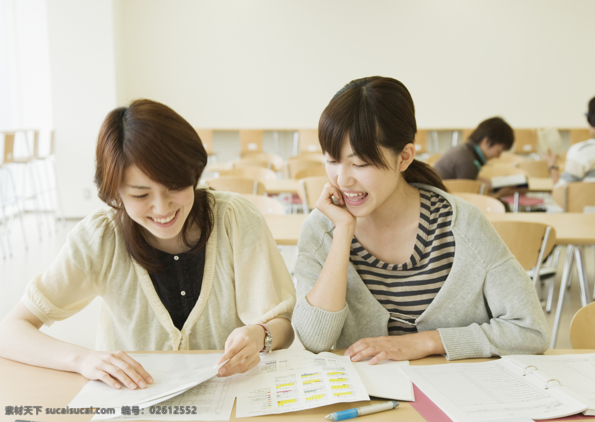课堂 上 大学生 美女写真 美女 大学生活 写实 大学 生活 伙伴 友谊 友情 人物图库 女性女人 摄影图库 女性 生活写真 写真 聊天 讨论 桌椅 搭挡 生活人物 人物图片