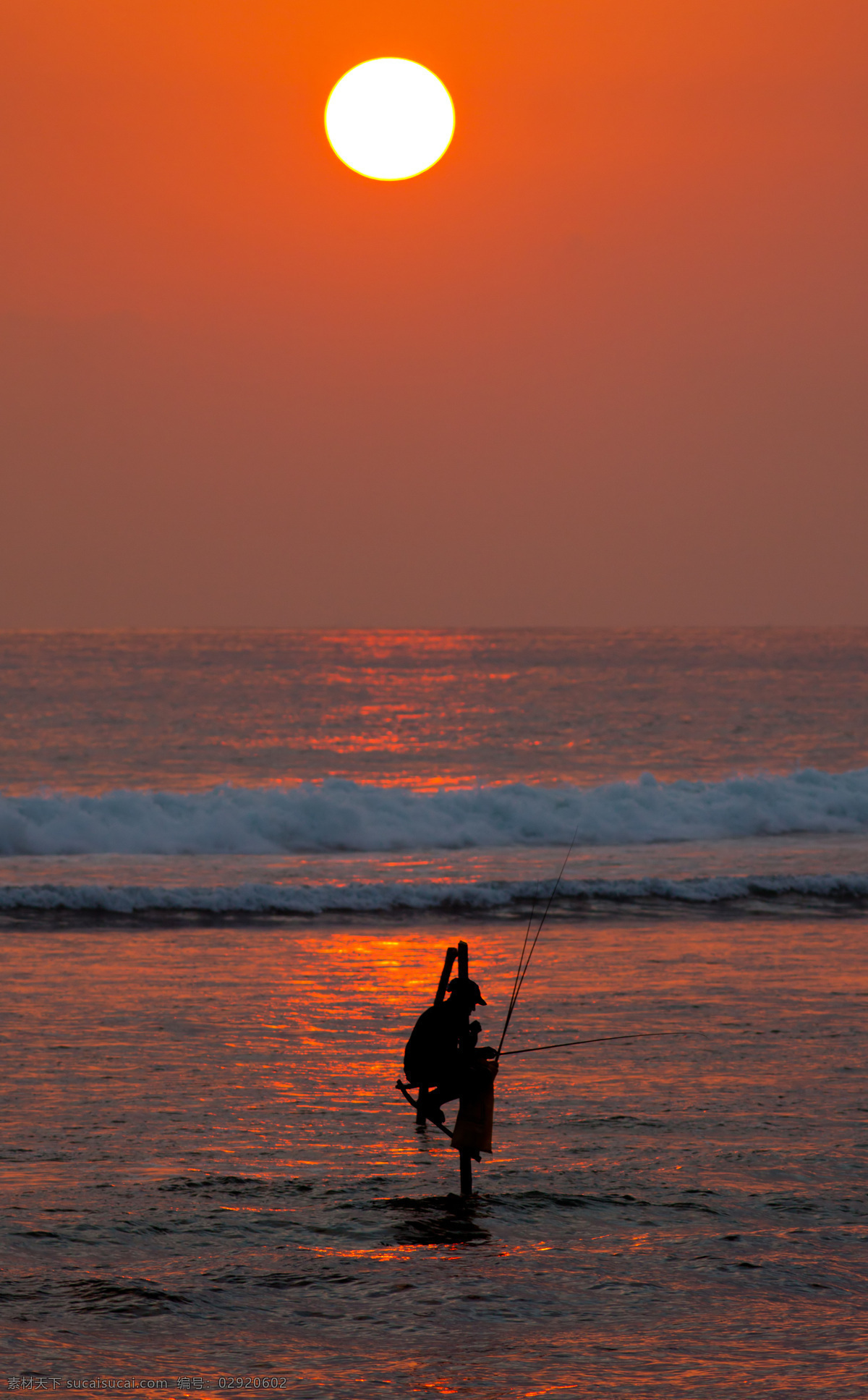 日出 下 钓鱼 人 晚霞 大海 海边 鱼工具 娱乐生活 鱼杆 钓鱼人物 生活人物 人物图片