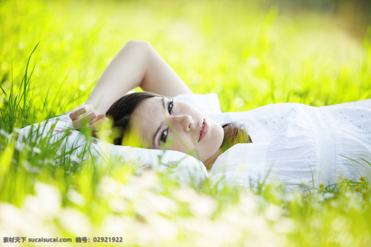 躺 草地 上 美女 春天 春季 时尚美女 美女模特 美女写真 花草树木 生物世界 黄色